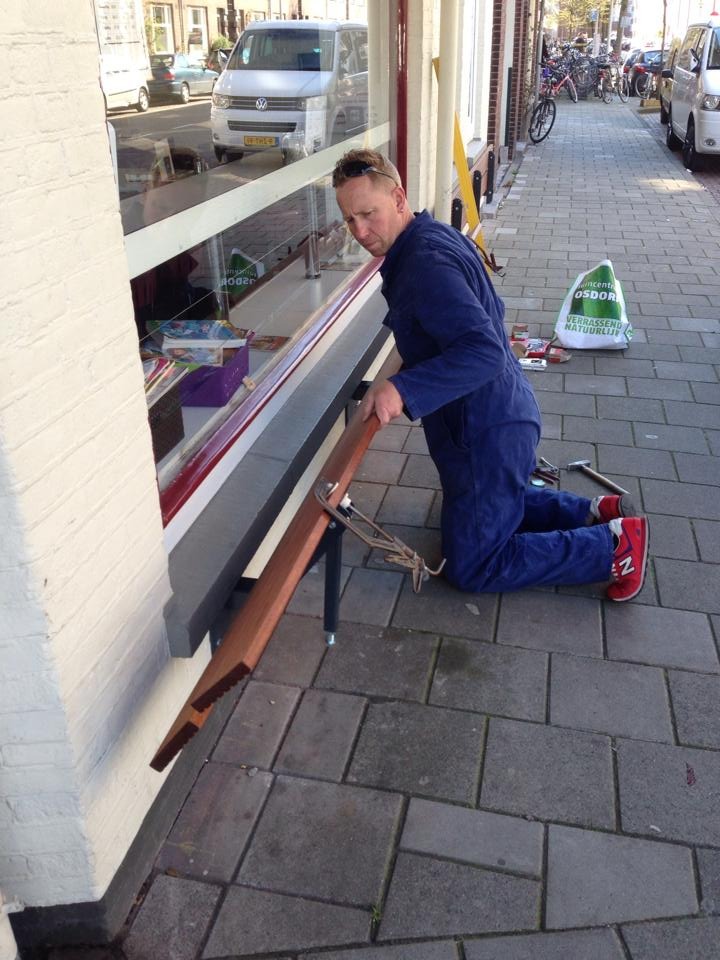 Nieuwe buiten banken bij Broodje Daan